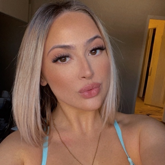 Meet your Posher, Taylor - Picture 1 of 1